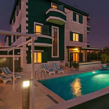 Front In With Sauna * Split