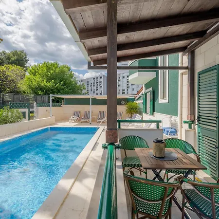 別荘 Awesome In With Sauna スプリト