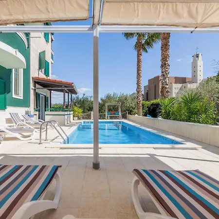 別荘 Awesome In With Sauna スプリト