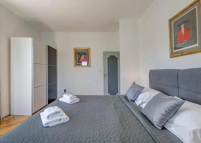 Awesome In With Sauna Split