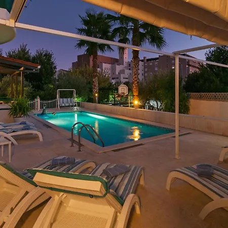 Awesome In With Sauna ספליט