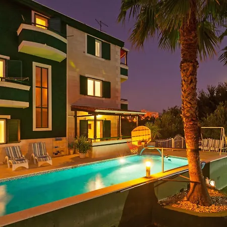 Awesome In With Sauna ספליט